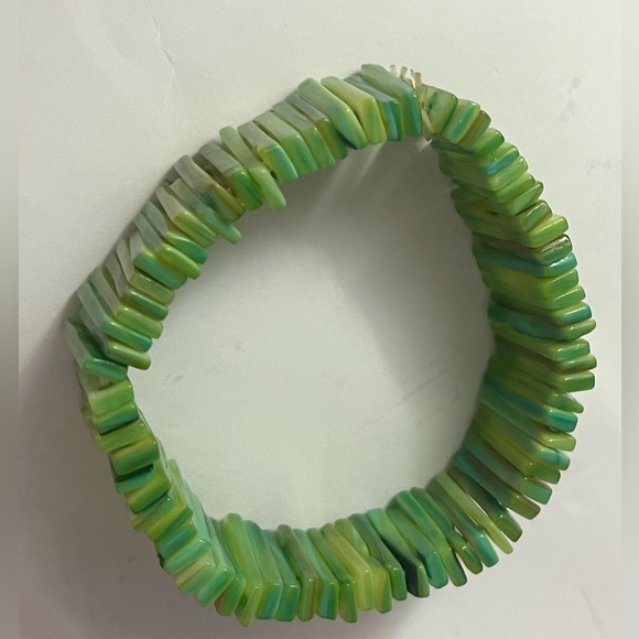 Shell elastic bracelet, green jewelry - Picture 10 of 16